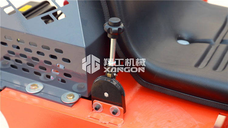 小型挖掘機細節(jié)圖