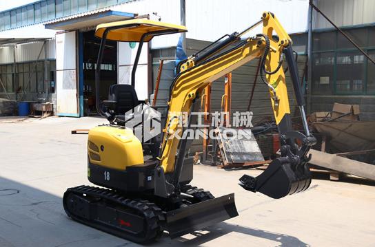 小型挖掘機(jī)