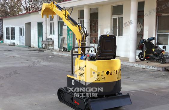 小型挖掘機(jī)